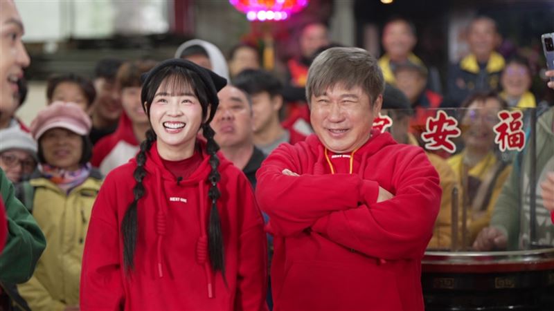 胡瓜與籃籃同台。（圖／民視提供）