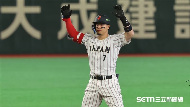WBC日澳戰，日本隊代打代打佐藤輝明敲出二壘安打送回保險分。（圖／特派記者劉彥池攝影）
