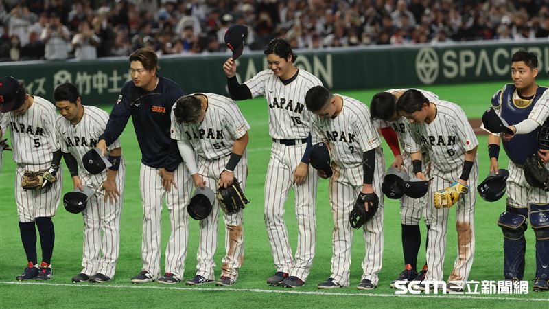 WBC日澳戰，日本隊在預賽打出3連勝，大谷翔平賽後和隊友脫帽向球迷致意。（圖／特派記者劉彥池攝影）