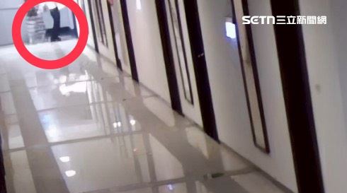 大葉大學生活會館6樓監視器拍下方文昌與女子進入專屬宿舍房間的畫面。（圖／讀者提供）（圖／讀者提供）