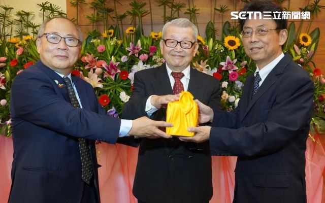 大葉大學董事長韓繼綏（中）與校長方文昌（右）傳出內鬥。（圖／翻攝大葉大學官網）