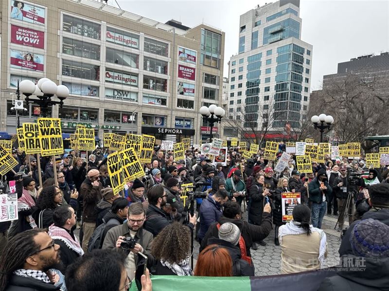 美國民間團體7日在全美各地發起反伊朗戰爭的示威活動，百名紐約反戰人士高舉停止戰爭黃色標語