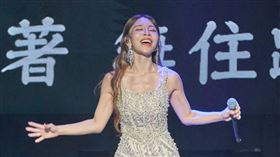 台語歌手女神鍾綺助陣「寶島歌王」楊烈台北站演唱會擔任嘉賓，卻在登台時險些跌倒成為意外焦點。（圖／印太戰略智庫提供）