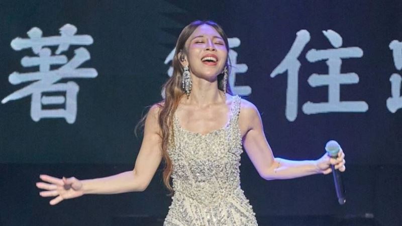 女星一出場就跌倒！高跟鞋意外勾長裙