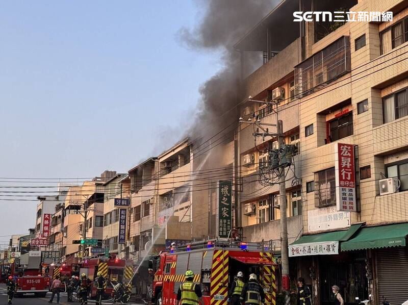 台中北屯區軍功路發生透天厝火警，附近住戶懷疑是廟會隊伍施放沖天炮釀災。（圖／翻攝畫面）