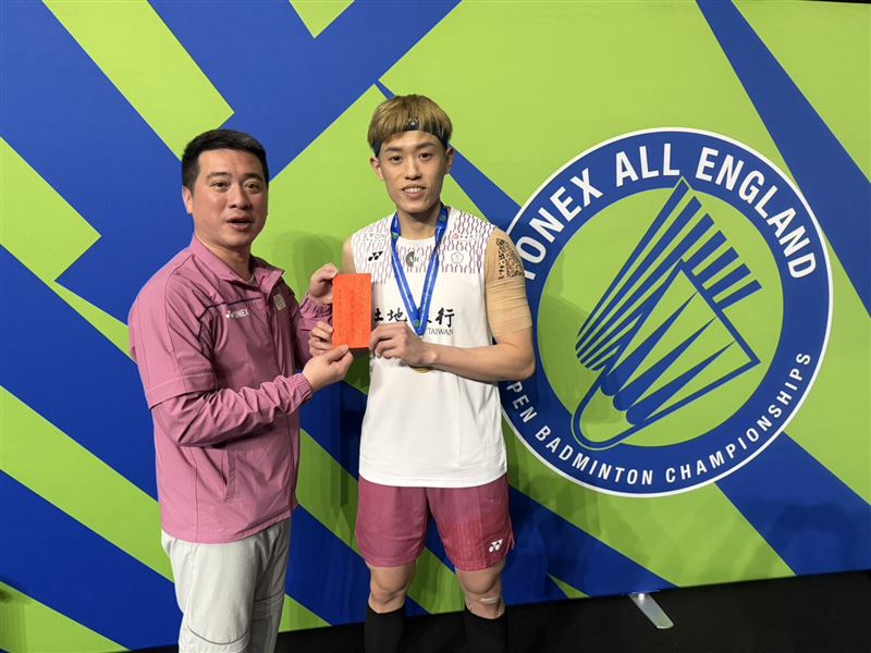 男單選手林俊易（右）獲頒激勵獎金10萬元，左為總教練劉佳城。（圖／羽協提供）
