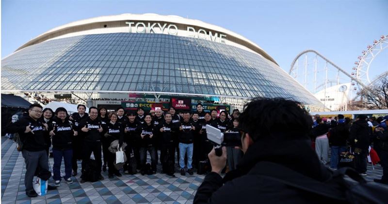 上萬名台灣球迷飛日本東京為「Team Taiwan」加油。（圖／達志／路透社）