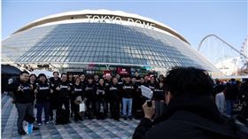 上萬名台灣球迷飛日本東京為「Team Taiwan」加油。（圖／達志／路透社）