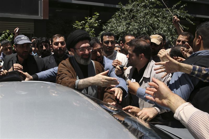 伊朗今天宣布，由穆吉塔巴．哈米尼（Mojtaba Khamenei）接替父親哈米尼為最高領袖。（圖／美聯社／達志影像）