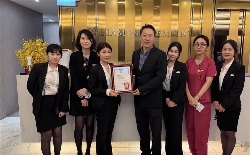 晶鑽診所以捐款支持弱勢婦女，獲贈感謝狀。（圖/晶鑽診所提供）