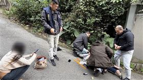 台北市萬華區昨天（8日）凌晨2時許發生一起命案，一名年約50歲的男子至青年路一處民宅找前女友談判，2人爆發口角，屋內另一名曾姓男子見狀，持刀朝男子砍殺，傷者因失血過多不治。曾男行兇後逃逸，警方昨天下午已在新北五股逮捕曾男，現正依殺人罪嫌偵辦中。（圖／翻攝畫面）