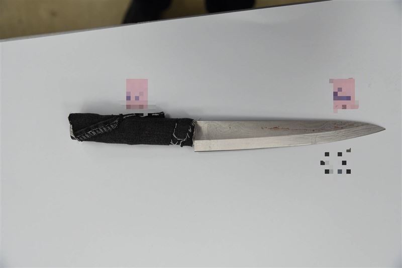 警方查獲的凶刀等證物。（圖／翻攝畫面）
