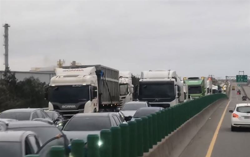 台61線西濱北上觀音路段，今（9日）清晨發生嚴重事故。（圖／記者石明啟翻攝）