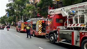 大批消防人車到場搶救。（圖／翻攝畫面）