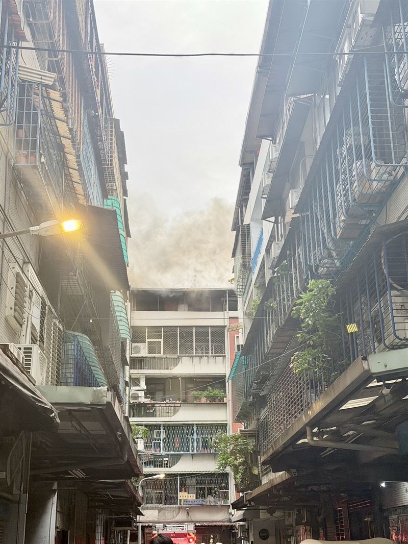 公寓頂加火煙竄出的情形。（圖／翻攝畫面）
