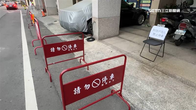 新夜市人潮爆滿居民自製告示「禁止停車」