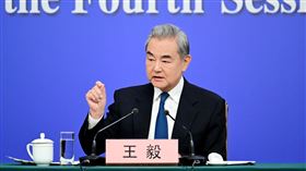 中國外交部長王毅8日表示，正確且妥善處理伊朗以及中東相關的問題，強調不得濫用武力。拳頭硬不等於道理硬，世界不能退回叢林法則。動輒使用武力並不能證明自己的強大，民眾不能成為戰爭的無辜犧牲品。（圖／翻攝自中國外交部）

