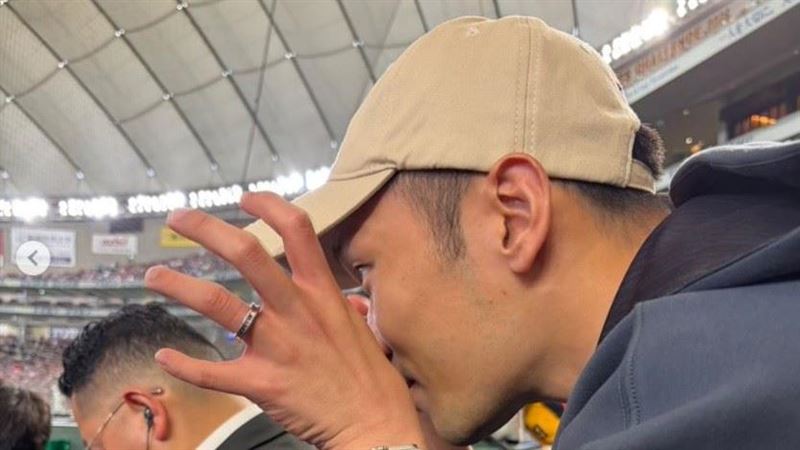 助台贏韓？李洋場邊「謎手勢」施法網笑翻