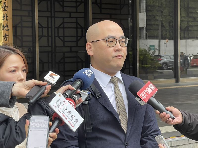 柯文哲委由律師蕭奕弘赴北院遞狀聲請解除限制出境。（圖／翻攝畫面）