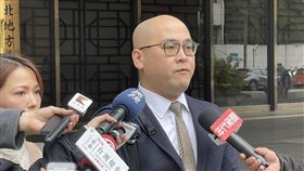 ▲柯文哲委由律師蕭奕弘赴北院遞狀聲請解除限制出境。（圖／翻攝畫面）