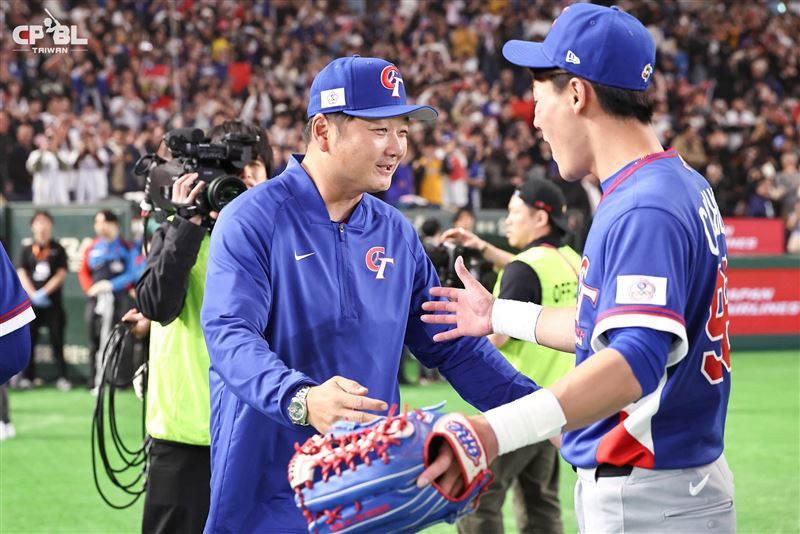 讚啦！WBC台灣隊創20年紀錄5：4首贏韓國。《冠軍之路》書中「從好想贏韓國，到好好贏韓國」再寫下震撼狂喜新頁。（圖／翻攝自CPBL）