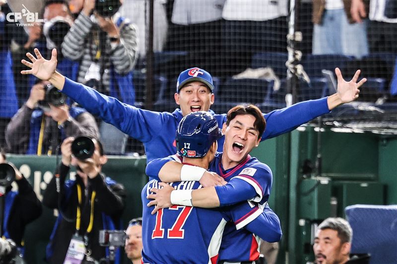 讚啦！WBC台灣隊創20年紀錄5：4首贏韓國。《冠軍之路》書中「從好想贏韓國，到好好贏韓國」再寫下震撼狂喜新頁。（圖／翻攝自CPBL）