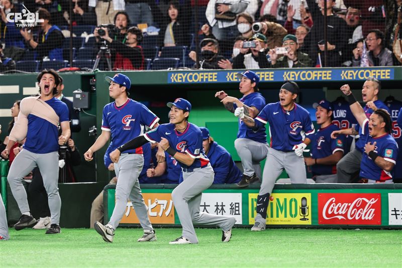 讚啦！WBC台灣隊創20年紀錄5：4首贏韓國。《冠軍之路》書中「從好想贏韓國，到好好贏韓國」再寫下震撼狂喜新頁。（圖／翻攝自CPBL）