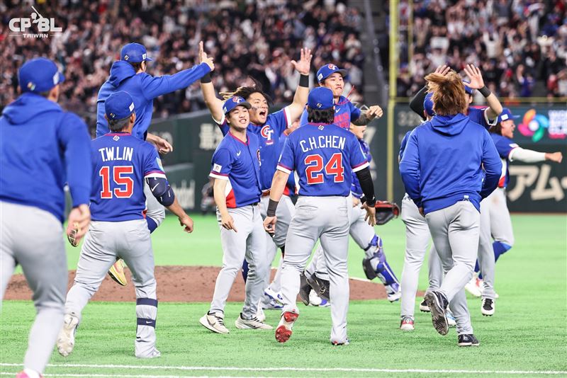 讚啦！WBC台灣隊創20年紀錄5：4首贏韓國。《冠軍之路》書中「從好想贏韓國，到好好贏韓國」再寫下震撼狂喜新頁。（圖／翻攝自CPBL）