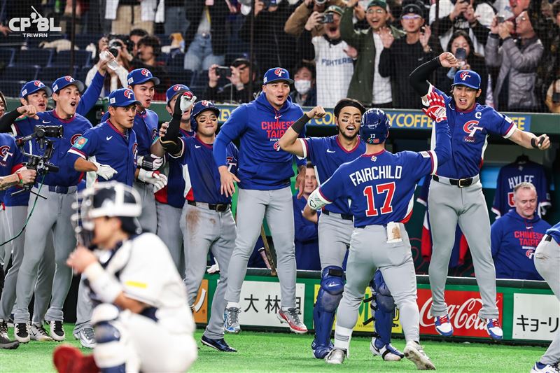 讚啦！WBC台灣隊創20年紀錄5：4首贏韓國。《冠軍之路》書中「從好想贏韓國，到好好贏韓國」再寫下震撼狂喜新頁。（圖／翻攝自CPBL）
