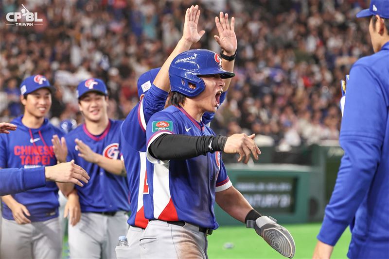 讚啦！WBC台灣隊創20年紀錄5：4首贏韓國。《冠軍之路》書中「從好想贏韓國，到好好贏韓國」再寫下震撼狂喜新頁。（圖／翻攝自CPBL）