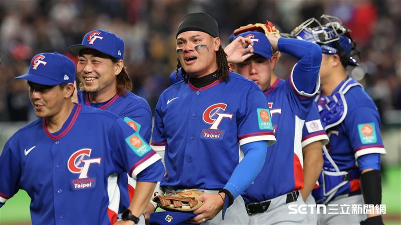 讚啦！WBC台灣隊創20年紀錄5：4首贏韓國。《冠軍之路》書中「從好想贏韓國，到好好贏韓國」再寫下震撼狂喜新頁。（圖／特派記者劉彥池攝影）