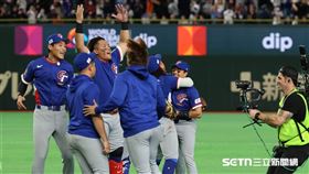 讚啦！WBC台灣隊創20年紀錄5：4首贏韓國。《冠軍之路》書中「從好想贏韓國，到好好贏韓國」再寫下震撼狂喜新頁。（圖／特派記者劉彥池攝影） 