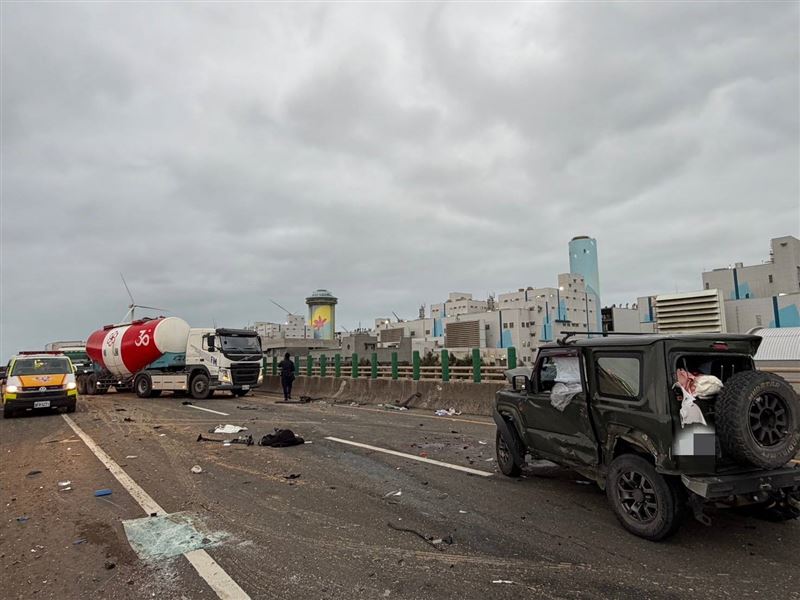 吉普車為第5台事故車，駕駛無生命跡象送醫。（圖／翻攝畫面）