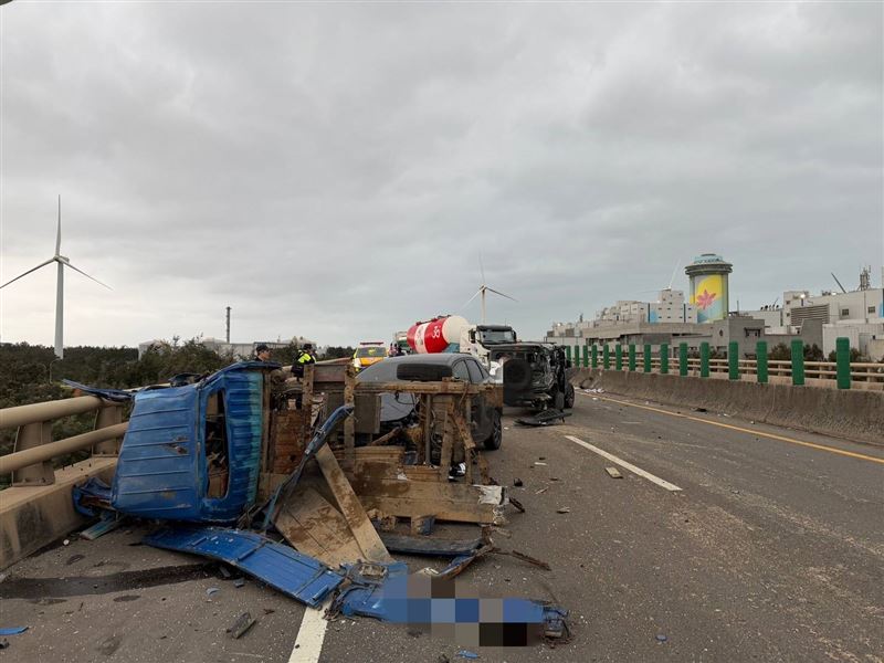 小貨車撞到支離破碎成廢鐵，駕駛沒有生命跡象搶救。（圖／翻攝畫面）