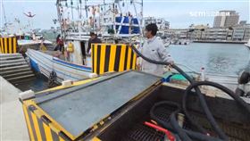 美伊戰火影響油價飆！澎湖漁船排隊搶加油