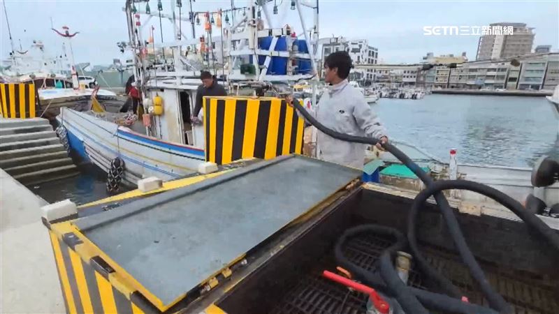 美伊戰火影響油價飆！澎湖漁船排隊搶加油