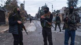 圖為敘利亞東北部庫德族所領導的「敘利亞民主力量」（SDF）武裝人員。（圖／達志／美聯社）