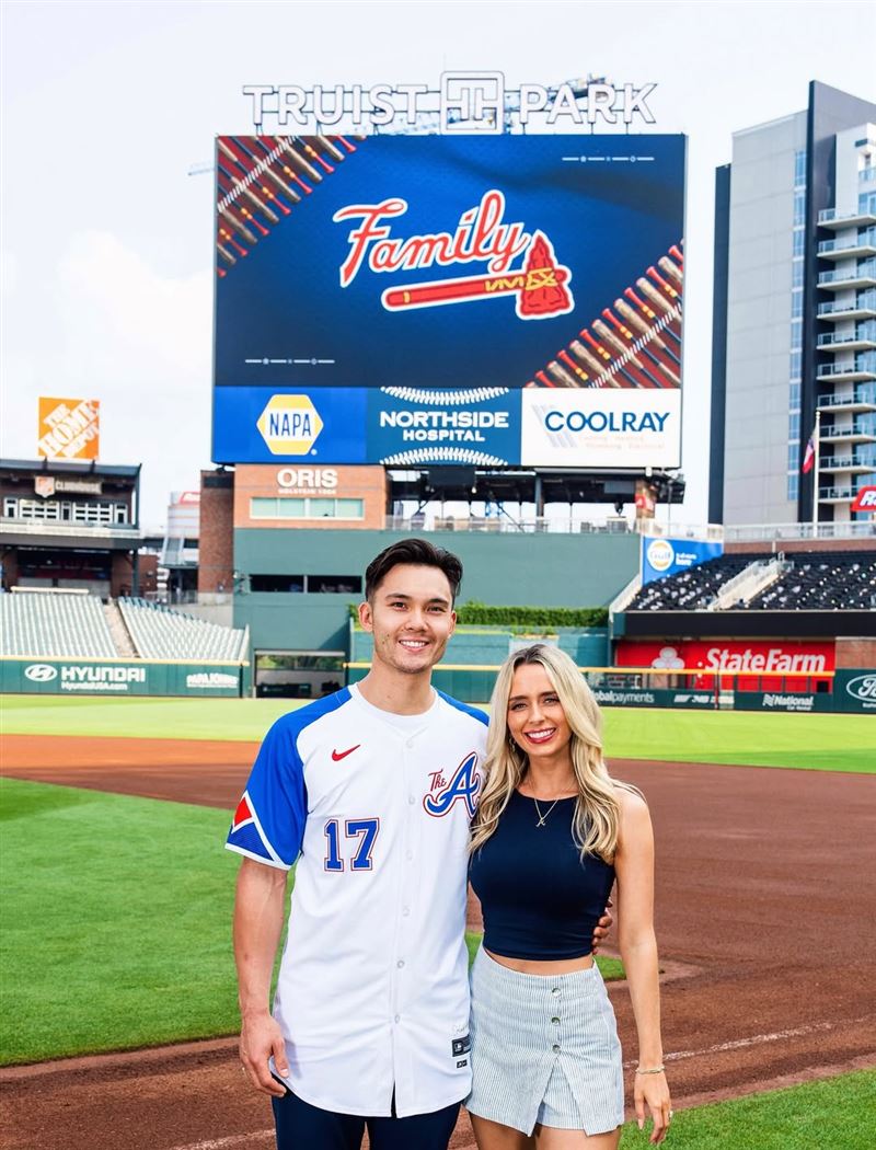 費仔（左）助台灣拿2勝，美女愛妻漢娜引發關注。（圖／翻攝自Hanna Fairchild IG）