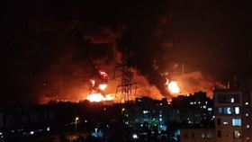 德黑蘭油庫7日晚間遭到以色列空襲，橘紅大火把黑夜照亮得像是白晝。（圖／翻攝自X平台 @Indian_Analyzer）