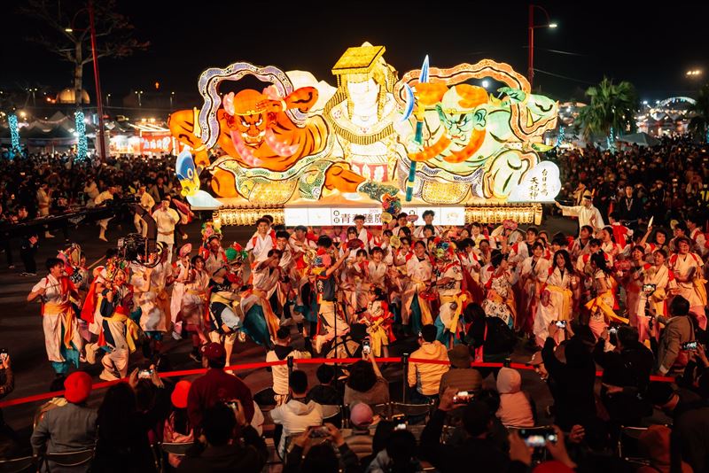 文化總會邀日本青森睡魔師在台灣燈會現地製作燈籠，並帶來「2026台日友好青森睡魔抵嘉」系列活動，7日晚間在台灣燈會「TEAM TAIWAN大遊行」展演睡魔「台日共鳴天妃神」。（圖／翻攝自文總臉書）