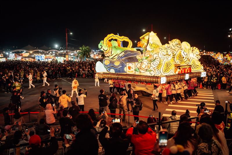 文化總會邀日本青森睡魔師在台灣燈會現地製作燈籠，並帶來「2026台日友好青森睡魔抵嘉」系列活動，7日晚間在台灣燈會「TEAM TAIWAN大遊行」展演睡魔「台日共鳴天妃神」。（圖／翻攝自文總臉書）