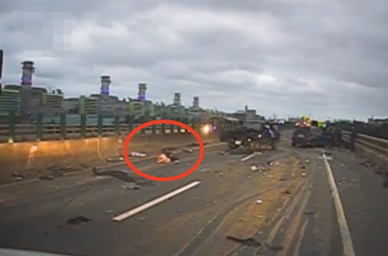台61嚴重事故，傷患撞擊後噴飛到路面。（圖／翻攝畫面）