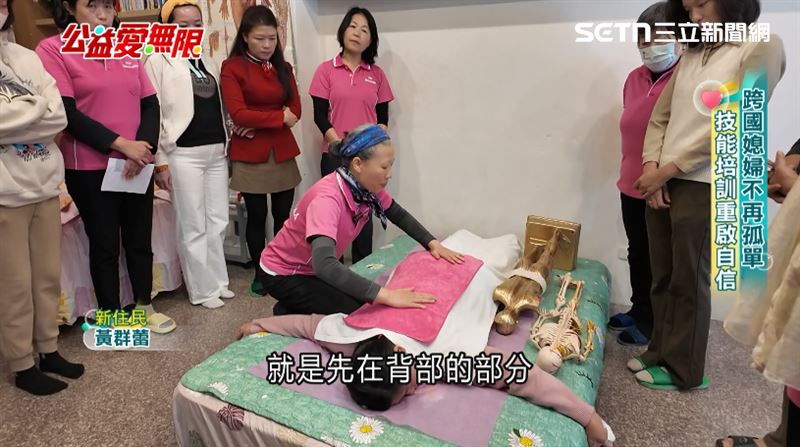 新住民黃群蕾課堂上大方分享十二經絡的按摩手法