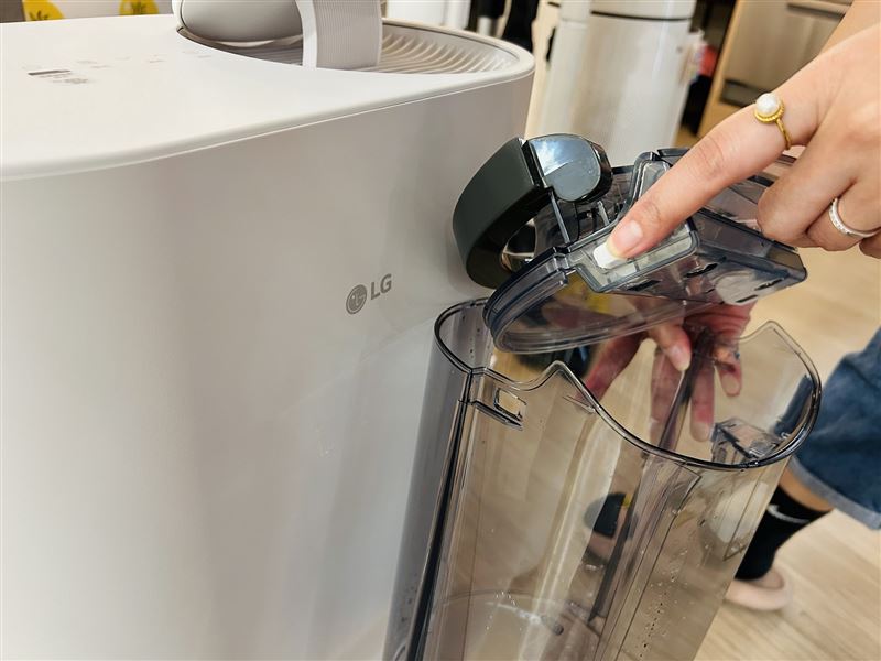 LG除濕機水箱經過特別設計，便利抽取和清潔。（圖／486團購提供）