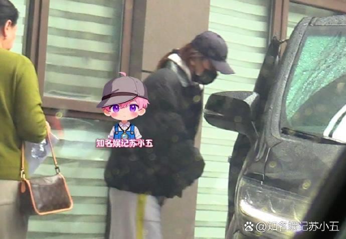 高磊鑫步出婦產科醫院。(圖/翻攝自微博)