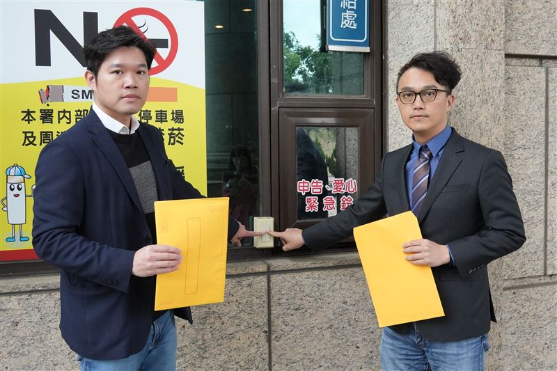 徐欣瑩辦公室發言人徐維遠(左)與承理法律事務所律師練鴻慶(右)9日按鈴提告。(圖/徐欣瑩辦公室提供)