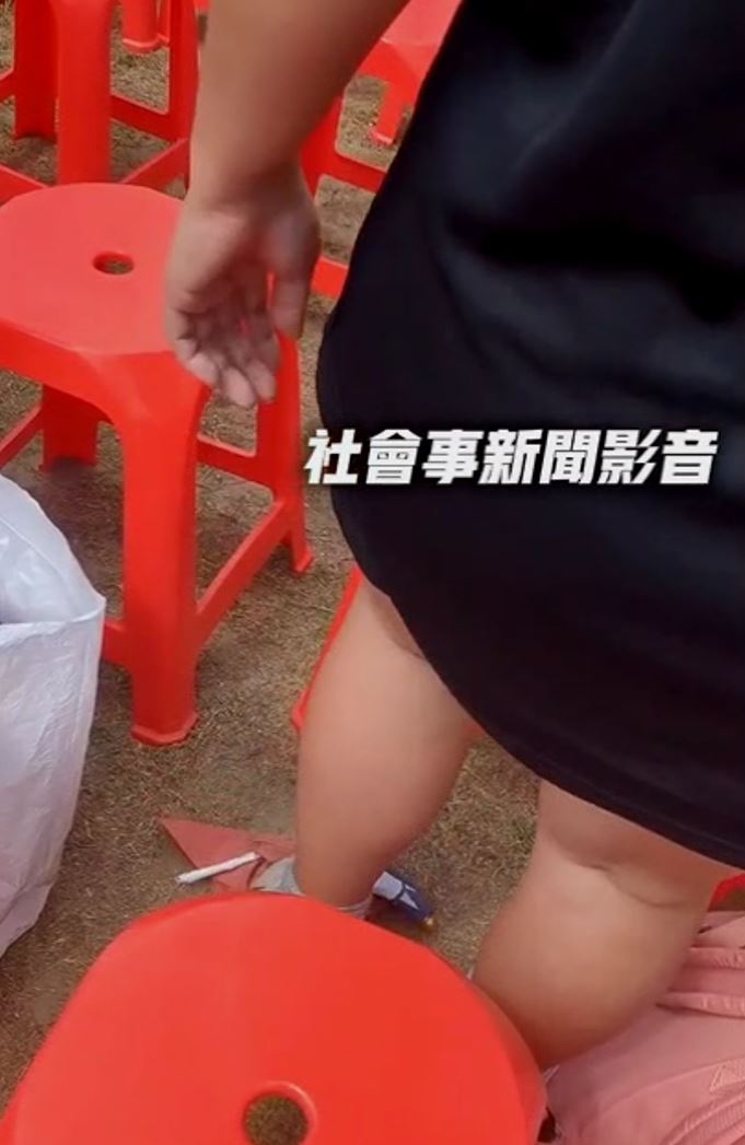 女子卻把國旗丟在地上，用腳來回踩踏近30分鐘。（圖／翻攝自社會事新聞影音）