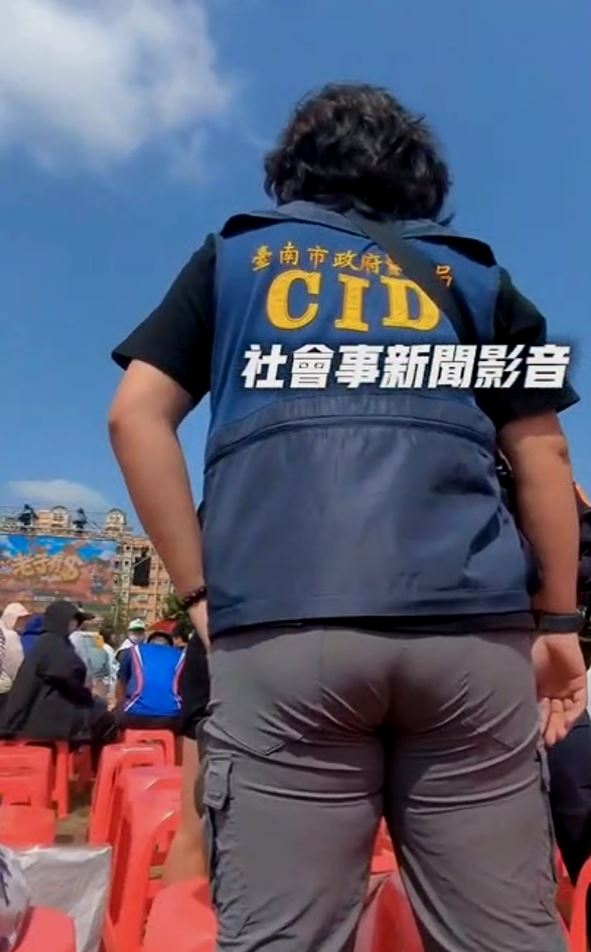 女子向員警嗆聲，不要來打擾我看球，要告你恐嚇。（圖／翻攝自社會事新聞影音）