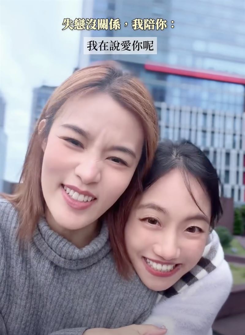 蔡佩軒（右）與李佳歡（左）合唱〈白傷心了〉，展現好交情。（圖／翻攝自蔡佩軒臉書）