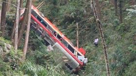 杉林溪，遊覽車，連人帶車，翻覆溪谷，9傷，遊客（圖／翻攝自Threads @peng840406）